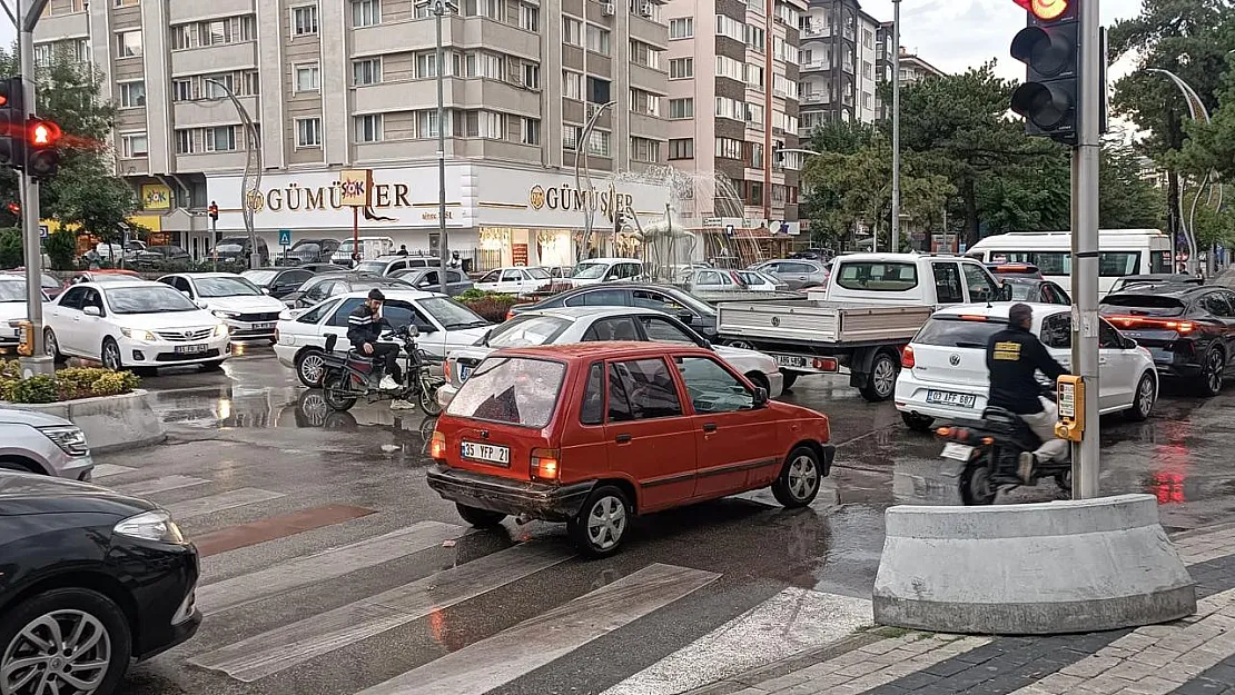 Afyon'da Yağmur Yağdı, Trafik S.O.S. Verdi!