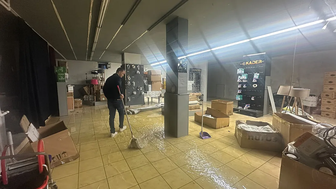 Afyon'da Yıkım Kabusa Döndü! 300 Ton Su İş Yerini Sular Altında Bıraktı
