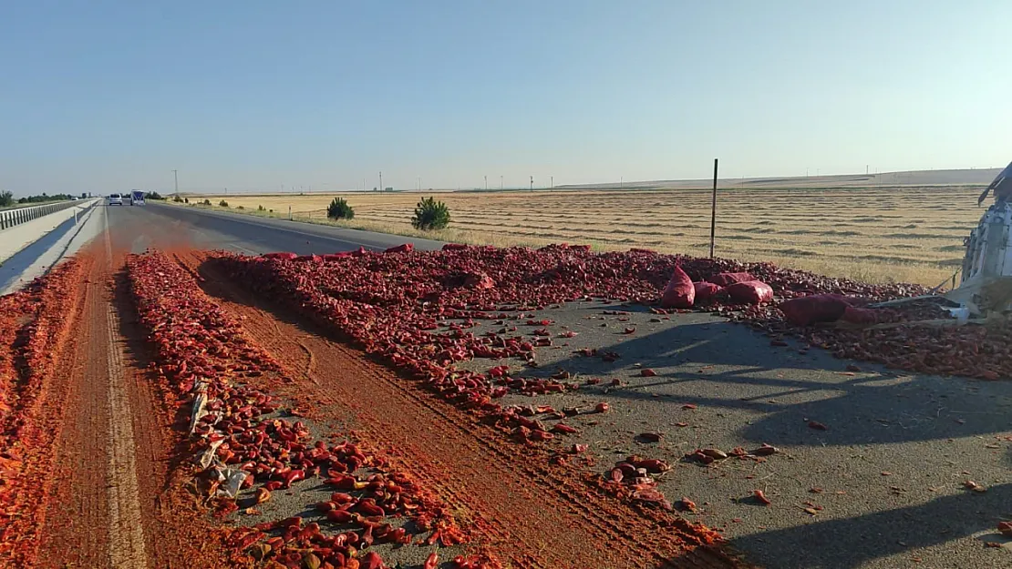 Afyon'da Yollar Biber Bahçesine Döndü! Temizlik Saatler Sürdü