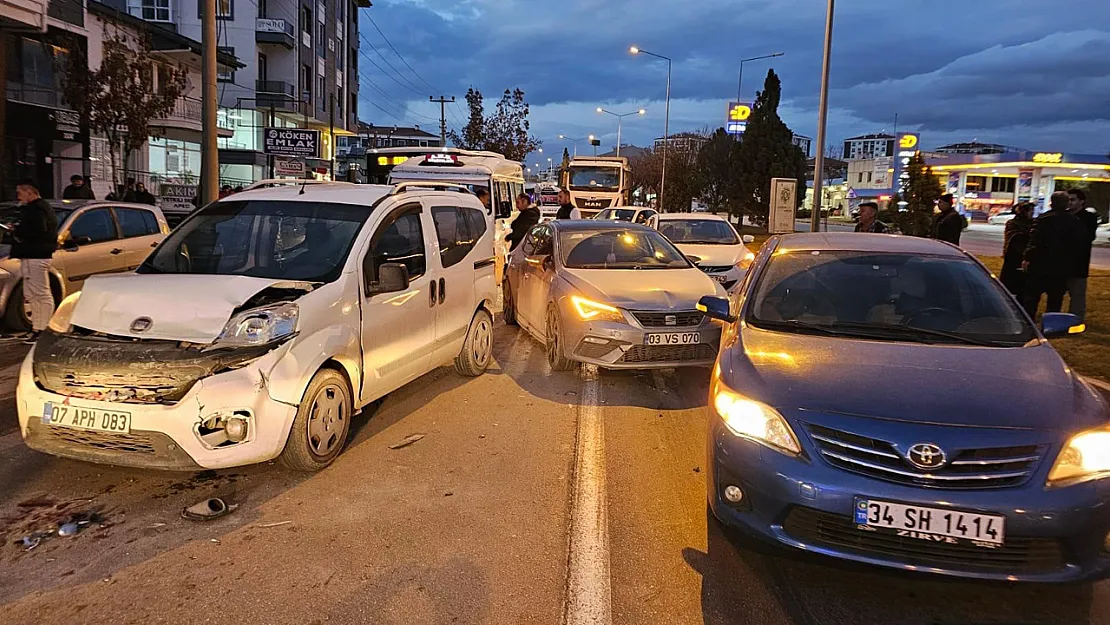 Afyon'da Zincirleme Kaza Çok Sayıda Yaralı Var