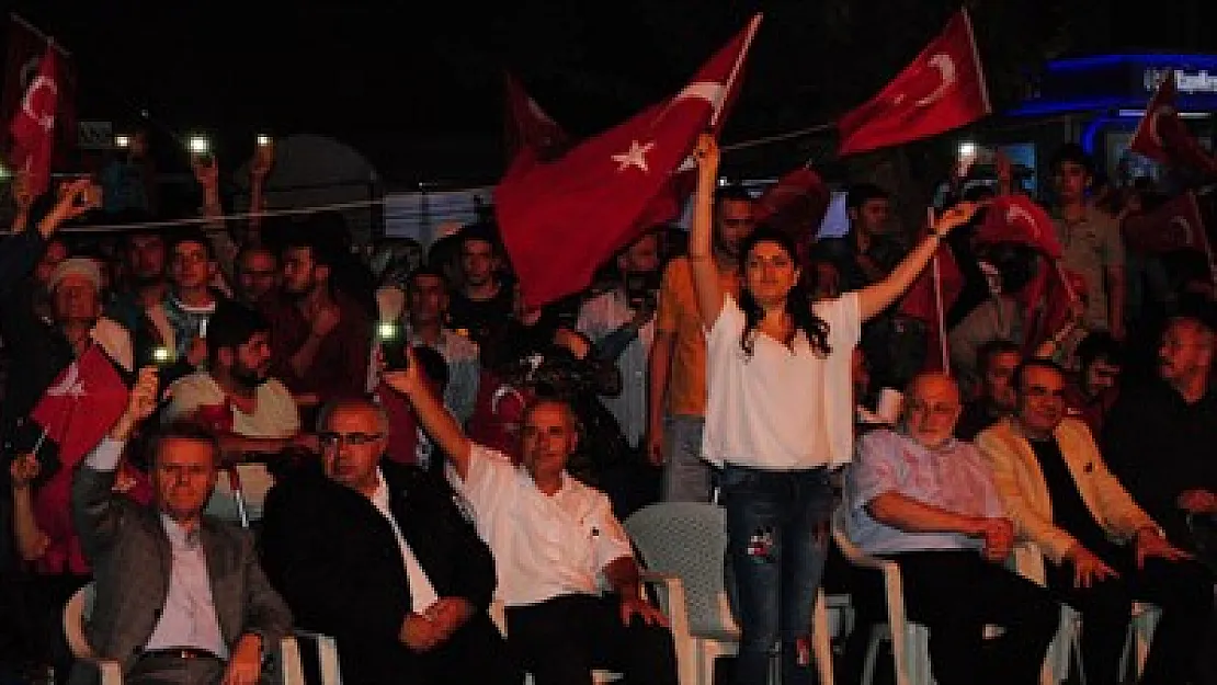 Afyon halkı meydanları boş bırakmıyor