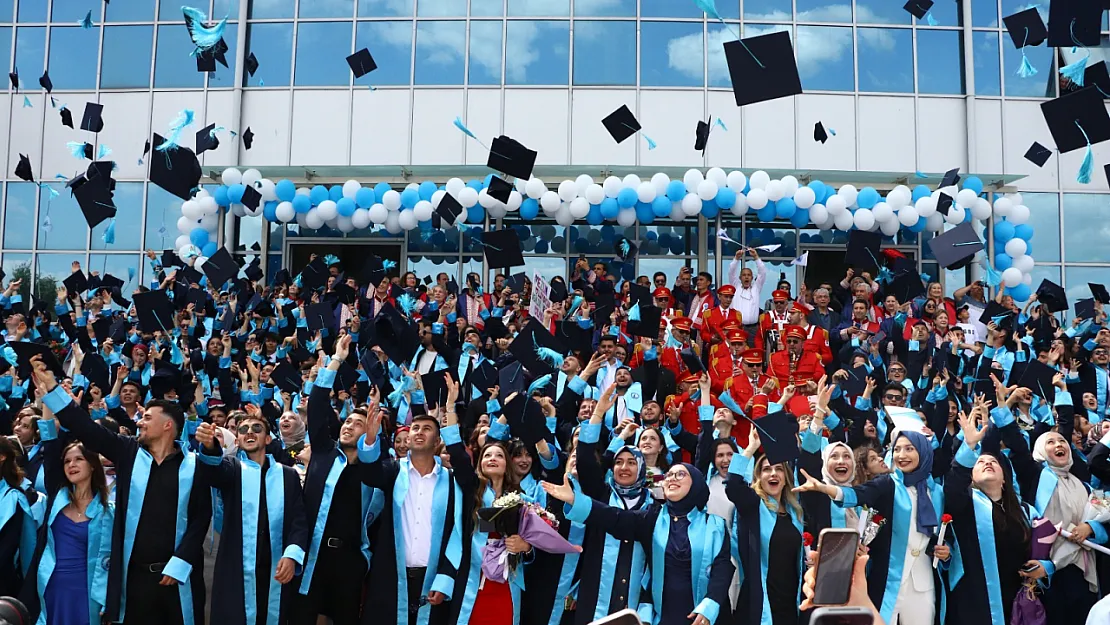 Afyon MYO'da 49'uncu Yıl Gururu, Mezuniyet Töreni İle Taçlandı