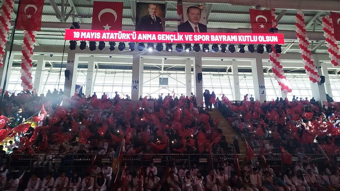 Afyon, 'Ölürüm Türkiyem' İle Coştu