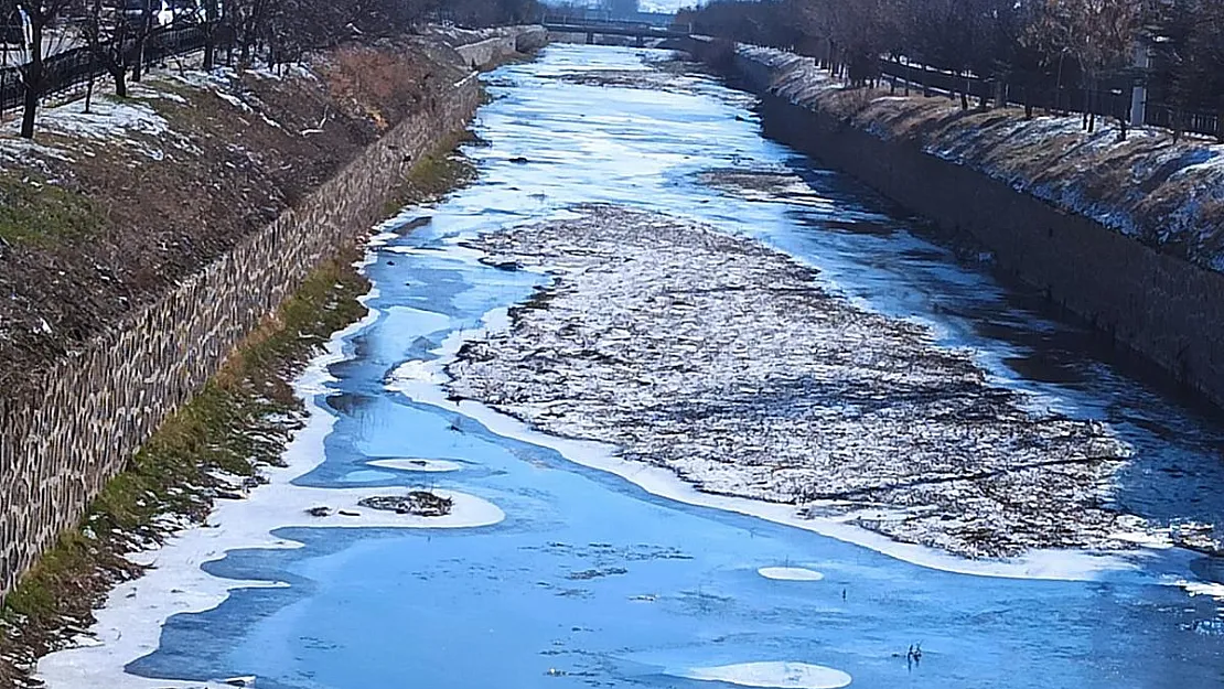 Afyon Şuhut’ta Gali Çayı soğuktan dondu