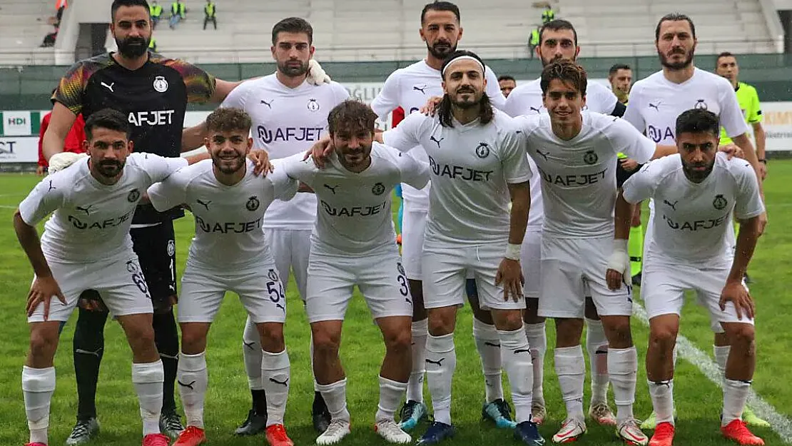 Afyon Trabzon’dan 1 puanla dönüyor. Gol 90+2’de geldi