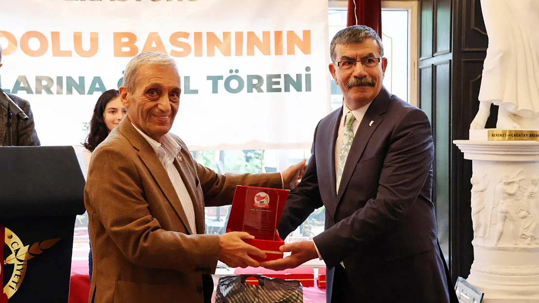 Afyon'un Duayen Gazetecisi, 'Basının Çınarı' Ödülü Aldı