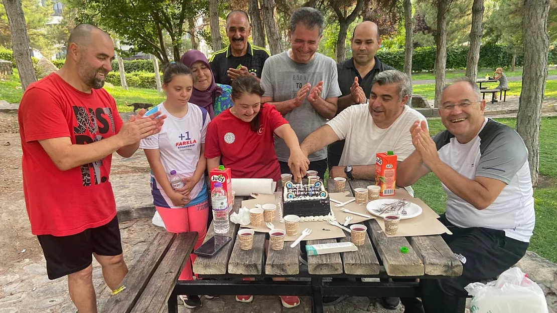 Afyon'un Gururu Sporcuya Tatlı Kutlama