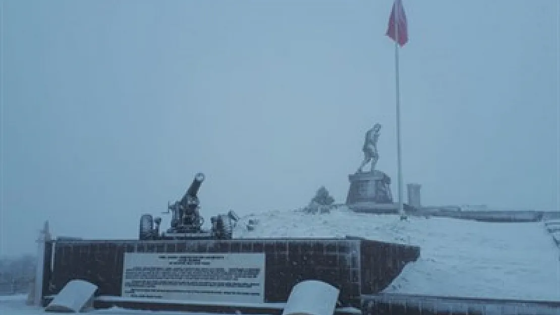 Afyon'a yılın ilk karı yağdı