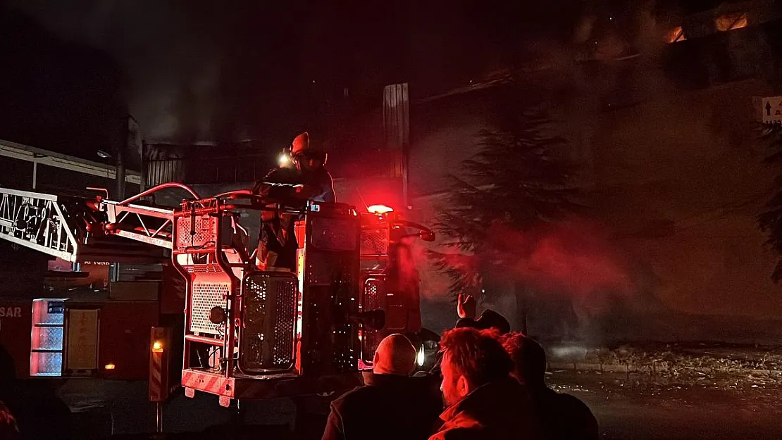 Afyon’da 2. Küçük Sanayi Sitesinde Çıkan Yangın Güçlükle Söndürüldü