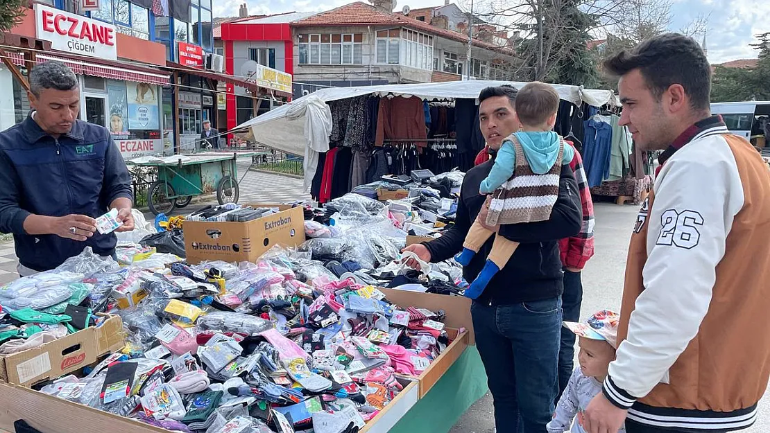 Afyon'da Bayrama Sayılı Günler Kala Semt Pazarlarında Alışveriş Heyecanı Arttı