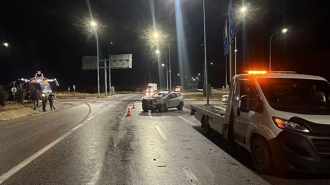 Afyon'da Bir Sürücü Sollamak İstediği Tıra Çarptı Ağır Yaralandı