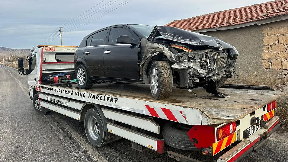 Afyon'da Duvara Çarpan Otomobilde 2 Kişi Yaralandı