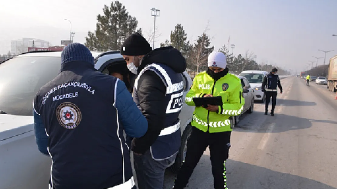 Afyon'da düzensiz göçmenlere yönelik polis denetimi