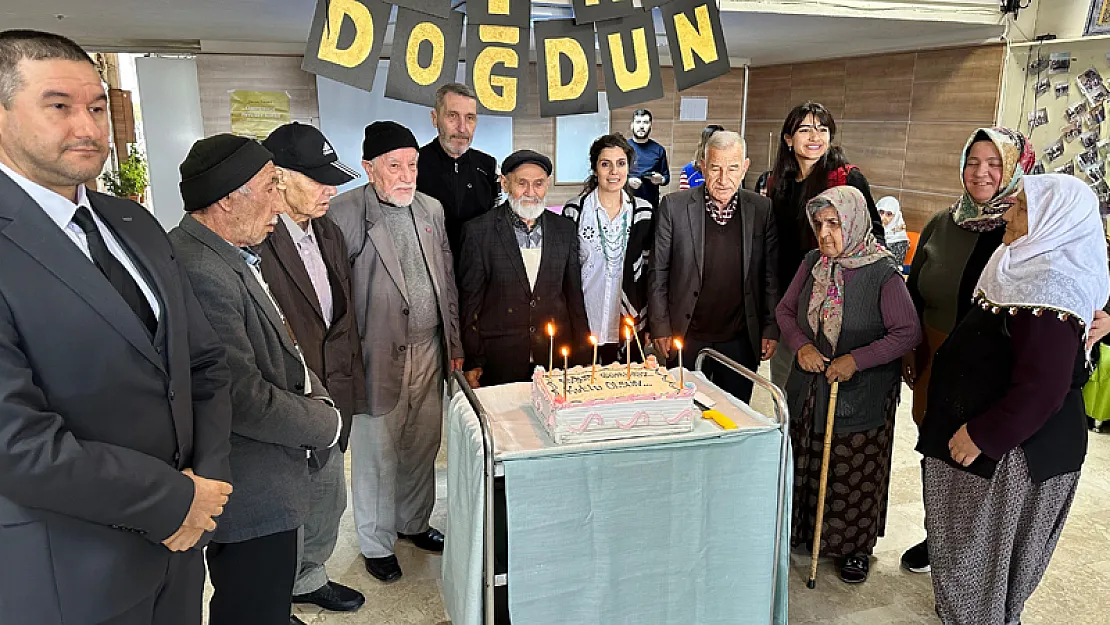 Afyon'da Huzurevi Sakinlerine Doğum Günü Sürpriz