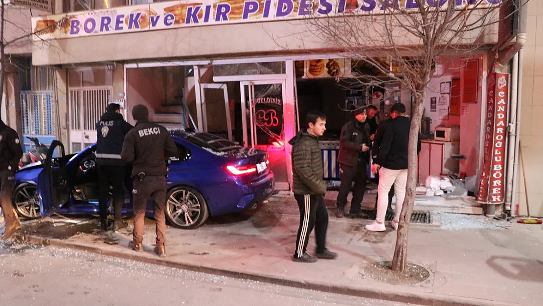 Afyon'da Otomobilin Börekçiye Daldığı Kazada Faciadan Dönüldü