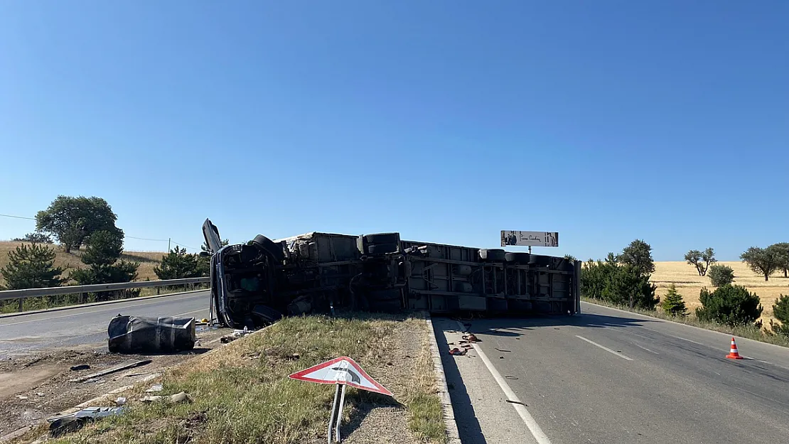 Afyon'da Refüje Devrilen Tırın Sürücüsü Yaralandı