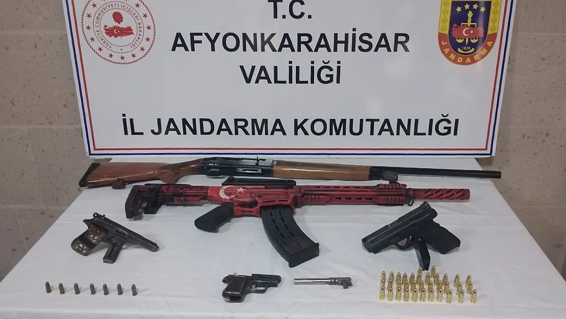 Afyon'da Ruhsatsız Tabanca Ve Tüfekleri Satamadan Yakalandılar