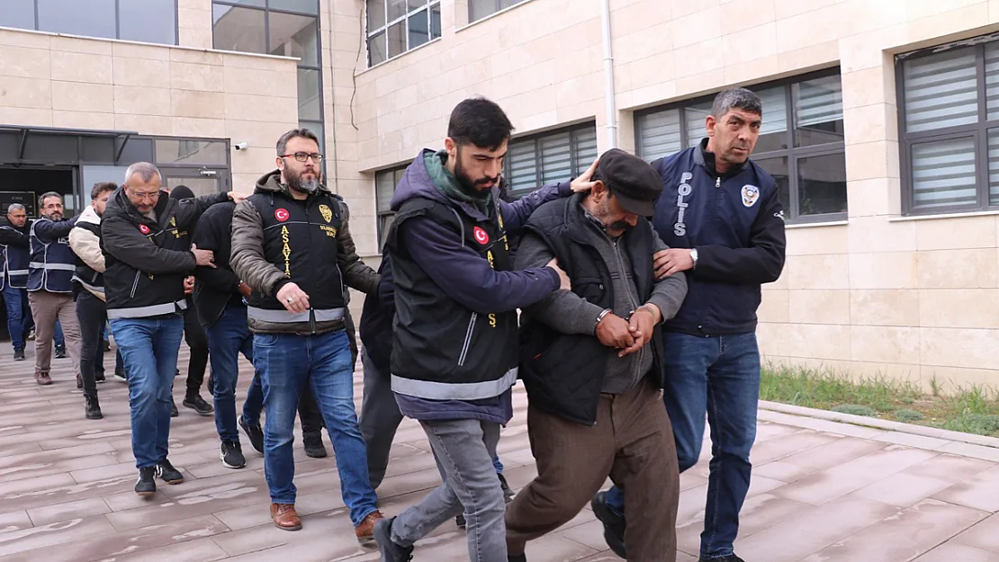 Afyon’da Sosyal Medya Hesabı Üzerinden Vurgun Yapan 19 Şahıs Adliyeye Sevk Edildi