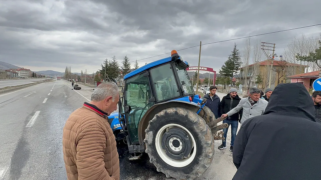 Afyon'da Tırın Çarptığı Traktörün 2 Tekerleği Koptu