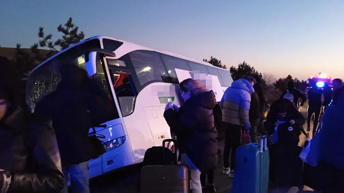 Afyon'da Yolcu Otobüsü Refüje Yuvarlandı: Faciadan Dönüldü