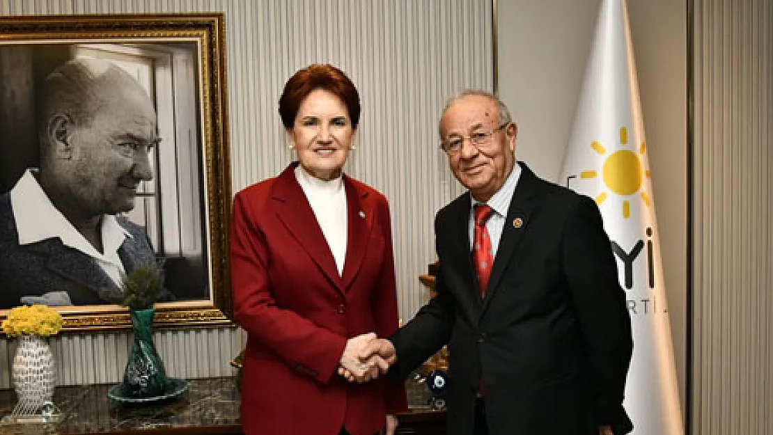 Afyon'dan eski MHP'lilere rozetlerini Akşener taktı