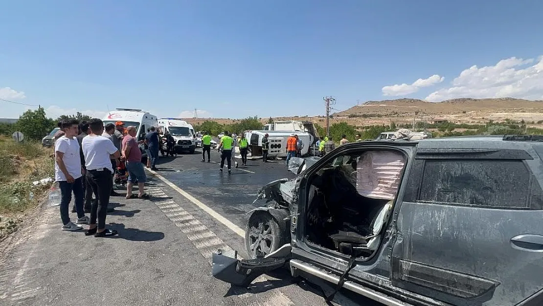 Afyon’dan Kayseri’ye Düğüne Giden, Baba Ve Oğul Hayatını Kaybetti