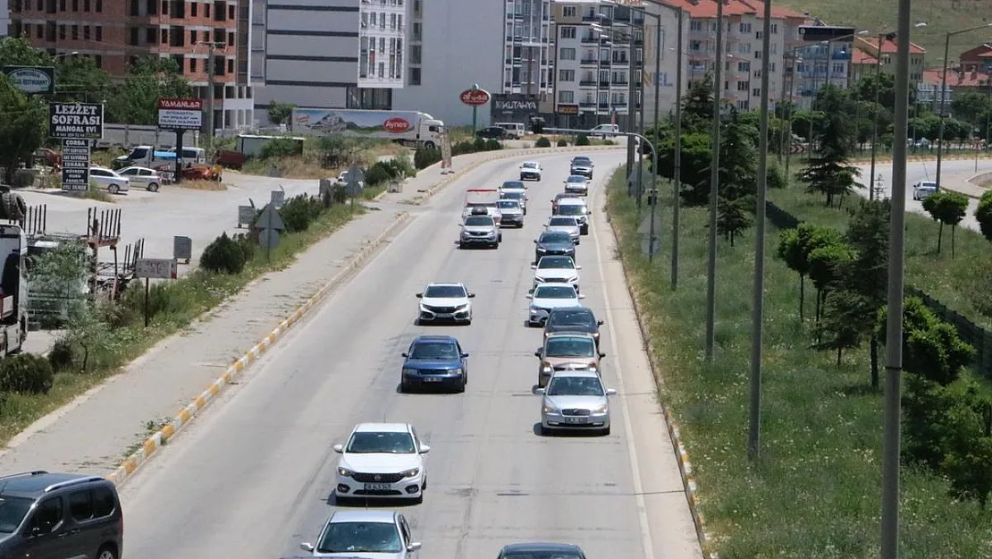 Afyonkarahisar-Antalya kara yolunda tatil dönüşü yoğunluğu