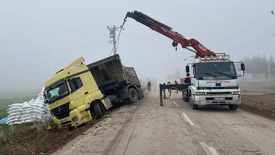 Afyonkarahisar'da Gübre Yüklü Tır Devrildi, Sürücü Yaralandı