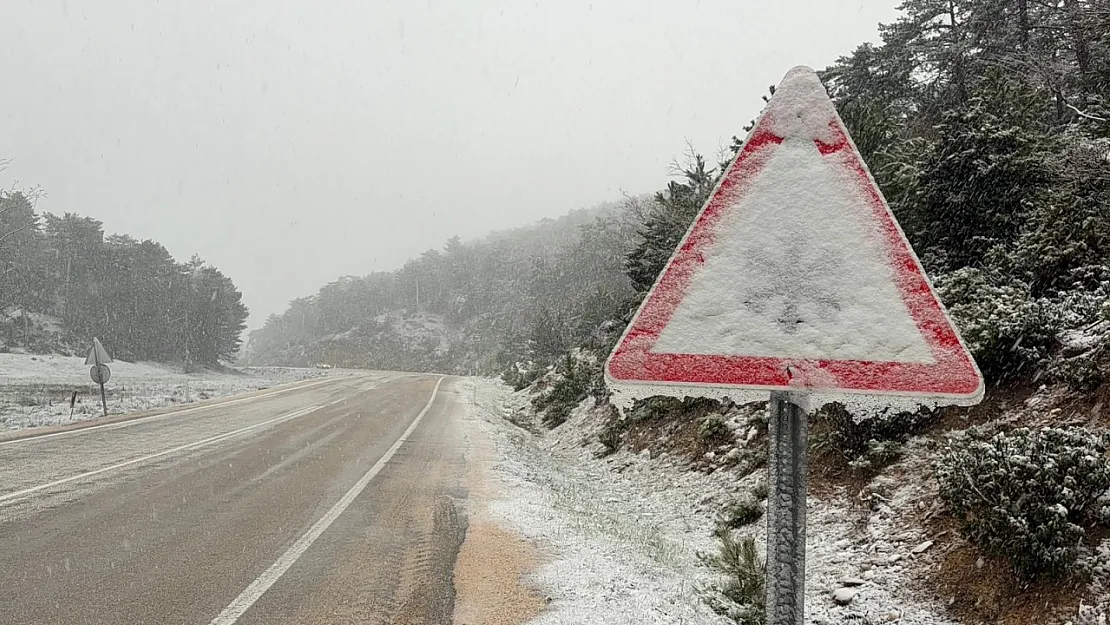 Afyonkarahisar'da Kar Hangi Yolları Kapadı, Son Durum Ne?