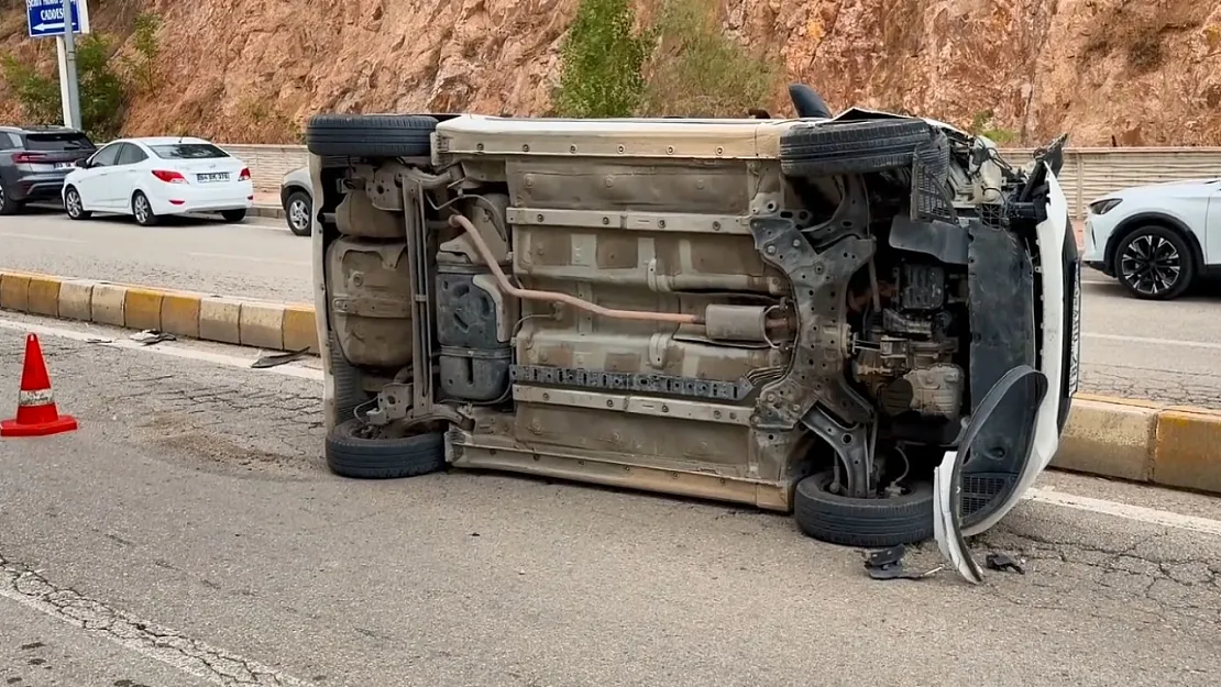 Afyonkarahisar'da Korkutan Kaza! Devrilen Otomobilden Burnu Bile Kanamadan Çıktı
