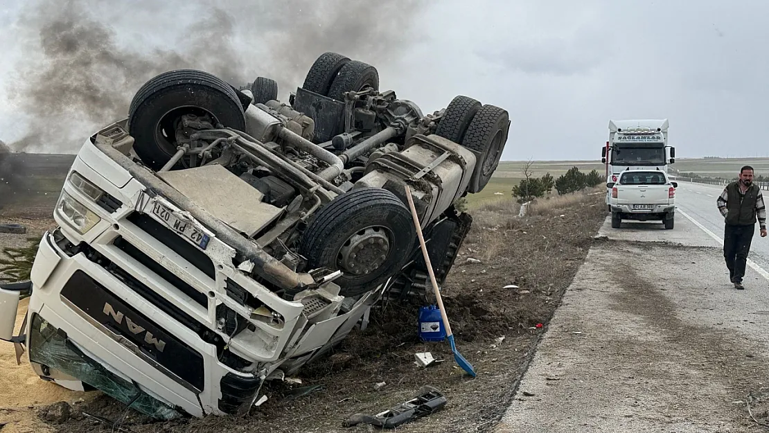 Afyonkarahisar'da Tır Devrildi: 25 Ton Yem Ziyan Oldu