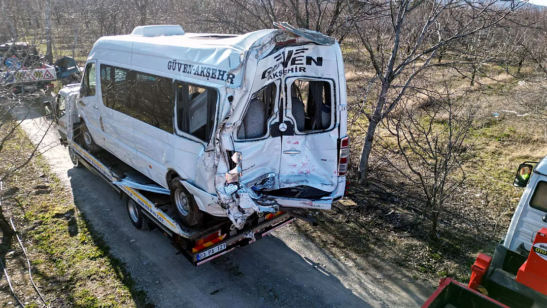 Afyonkarahisar'da Tır Yolcu Minibüsüne Çarptı: 11 Yaralı