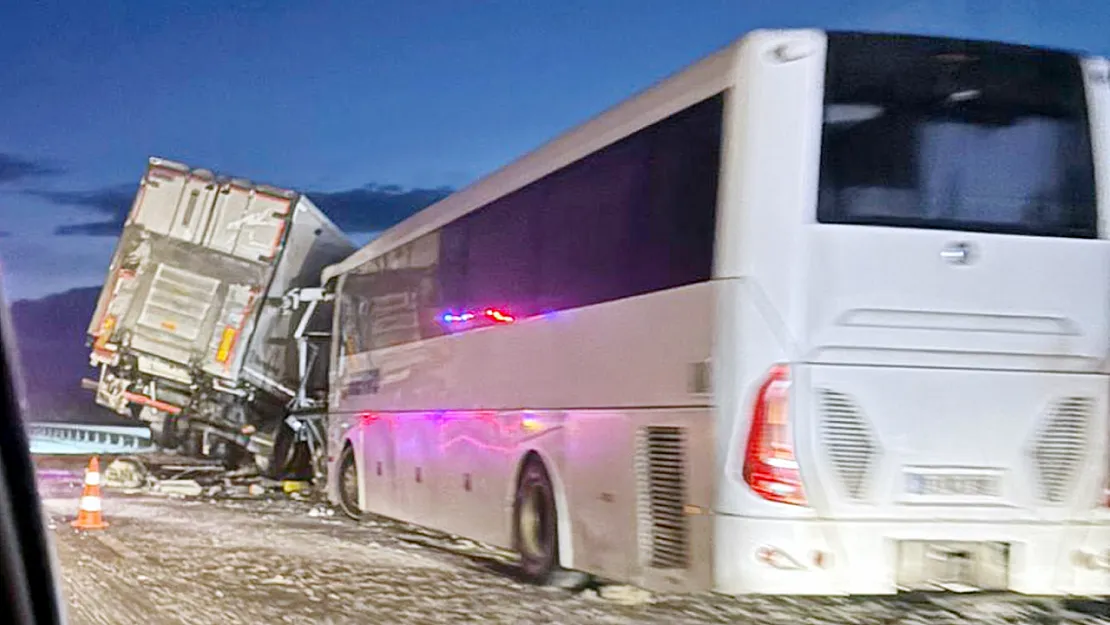 Afyonkarahisar'da Yolcu Otobüsü, TIR ve Kamyon Kazası: 33 Yaralı