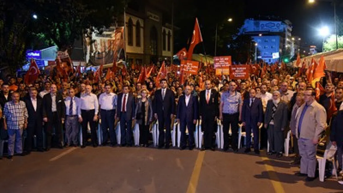 Afyonkarahisar demokrasi nöbetinde meydanlara sığmadı