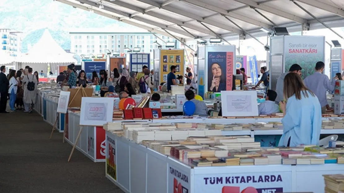 Afyonkarahisar Kitap Fuarı ziyaretçi akınına uğruyor