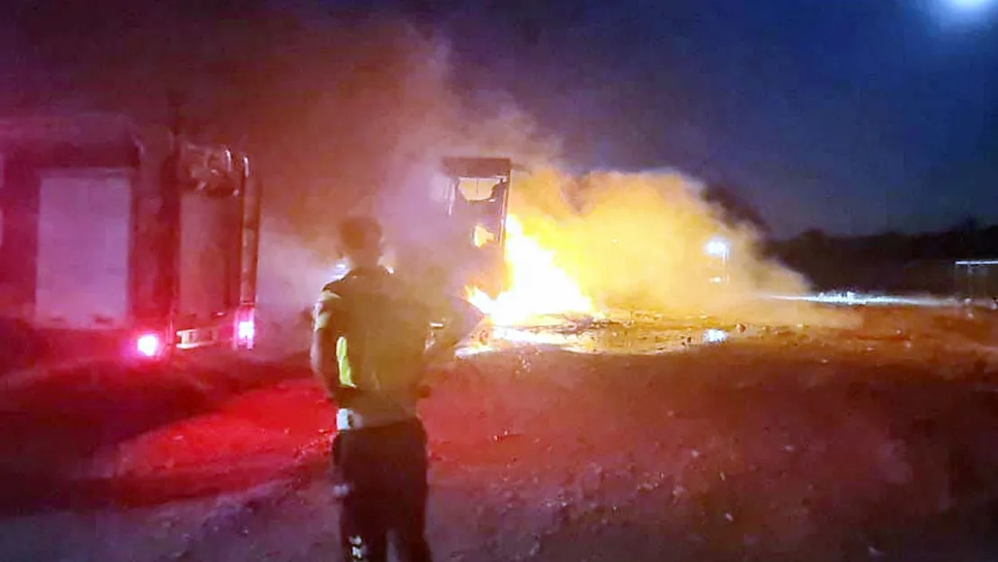 Afyonkarahisar Konya Yolu Trafiğe Kapandı: Yangın Alarmı
