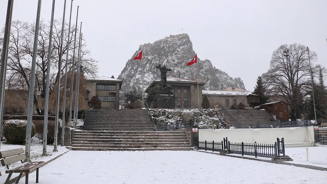 Afyonkarahisar’da kar yağışı etkili oldu