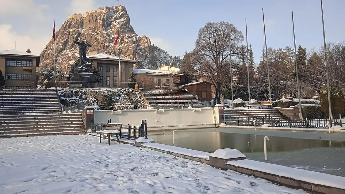 Afyonkarahisar’da kar yağışı etkisini gösterdi