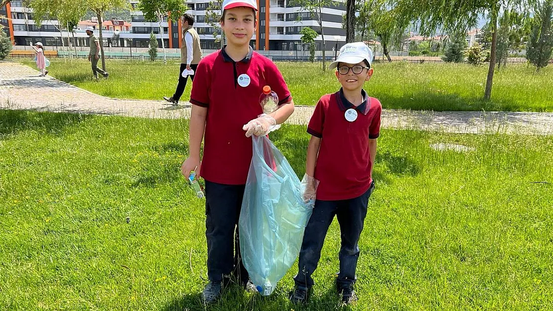 Afyonkarahisar'da öğrenciler Akarçay çevresini temizledi