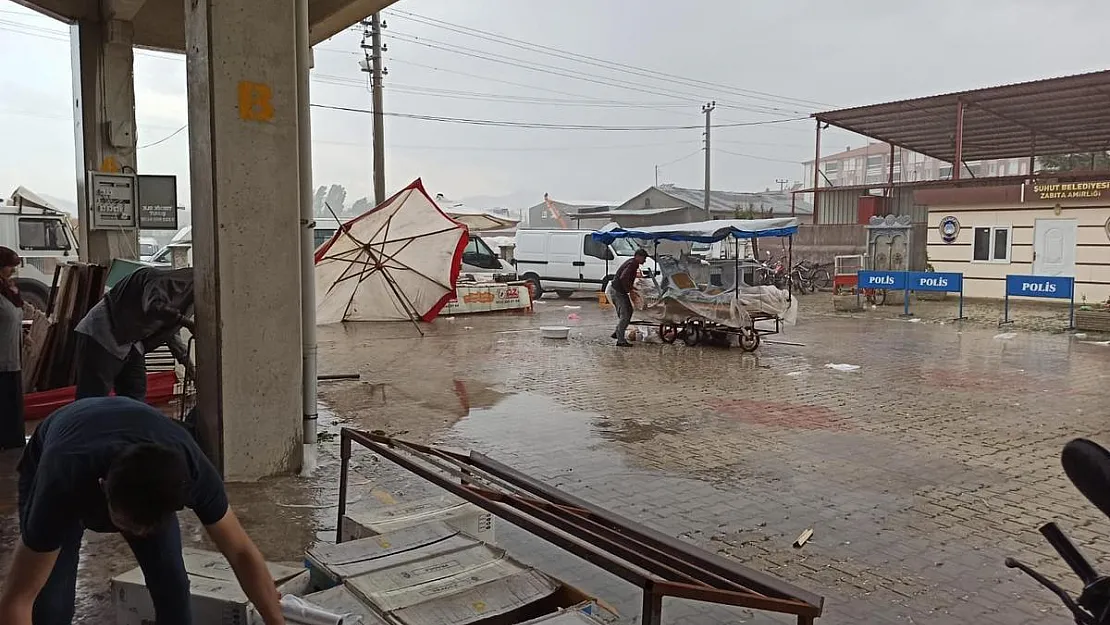 Afyonkarahisar’da şiddetli yağmur ve rüzgar hayatı olumsuz etkiledi