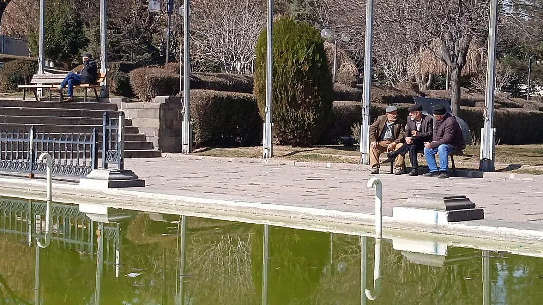 Afyonkarahisar'da vatandaşlar sıcak havanın tadını çıkardı