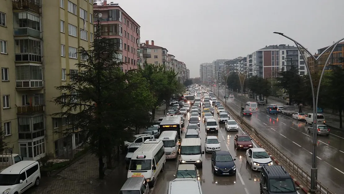 Afyonkarahisar’da yağmur etkili oldu, araçlar mahsur kaldı