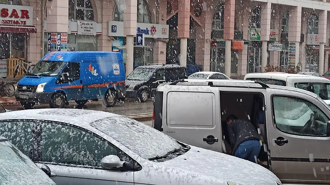 Afyonkarahisar'ın o ilçesinde kar yağışı etkili oldu