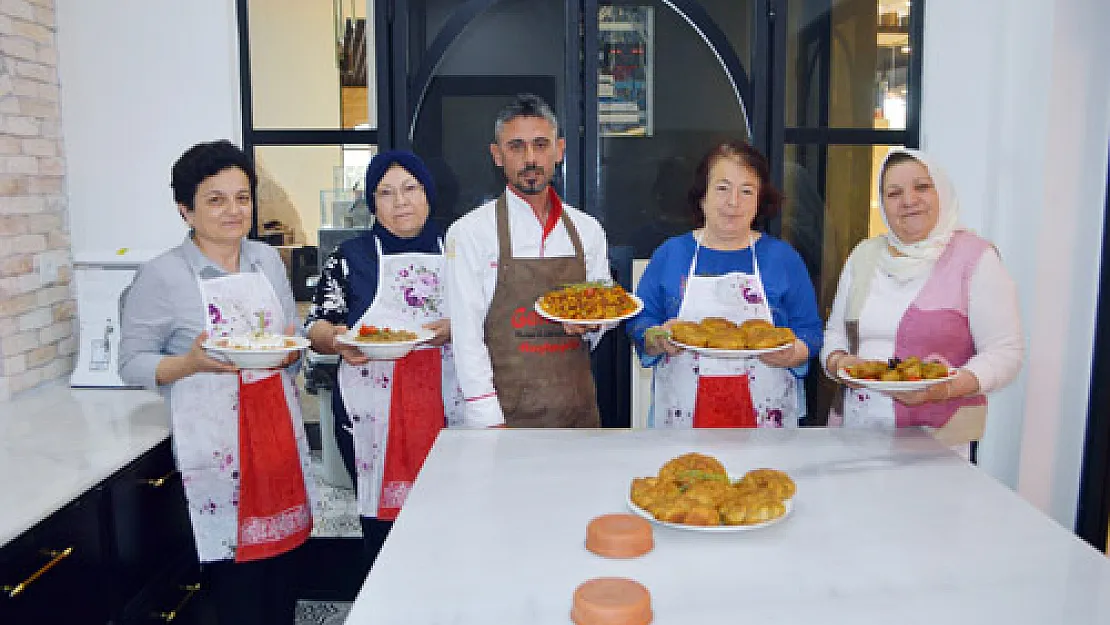 Afyonkarahisar’ın yöresel lezzetleri aşçılara “anne eli” ile öğretiliyor