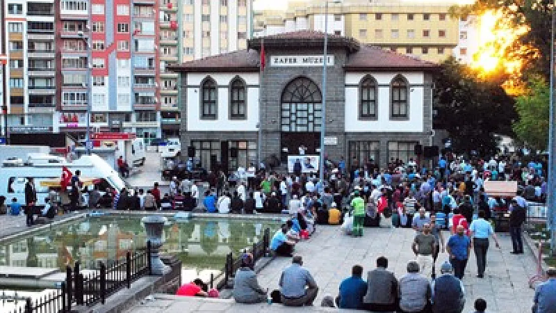 Afyonkarahisarlılar sokakta sabahladı – Kocatepe Gazetesi