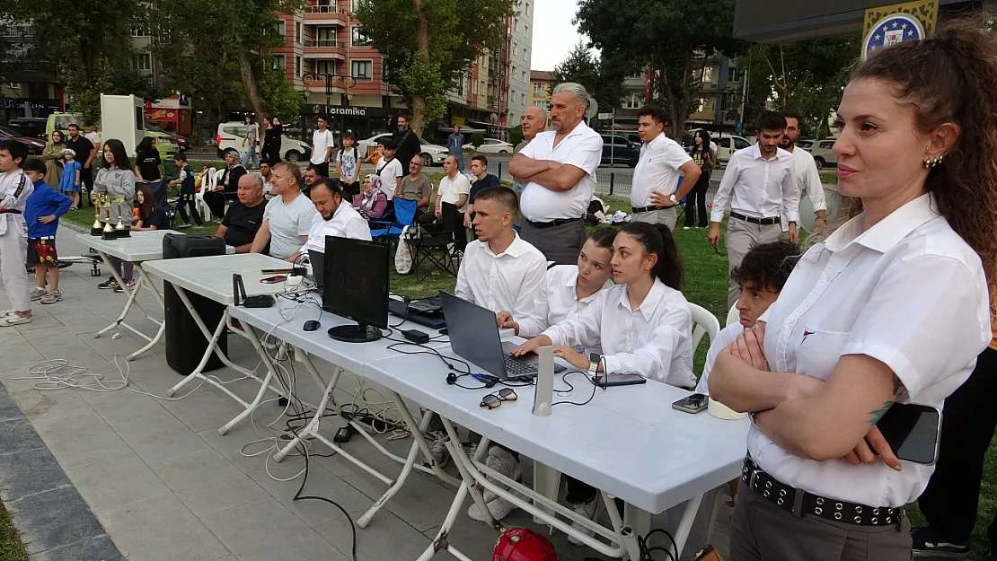 Afyonlu Minikler Kütahya'daki Açık Hava Taekwondo Turnuvasında Ter Döktü