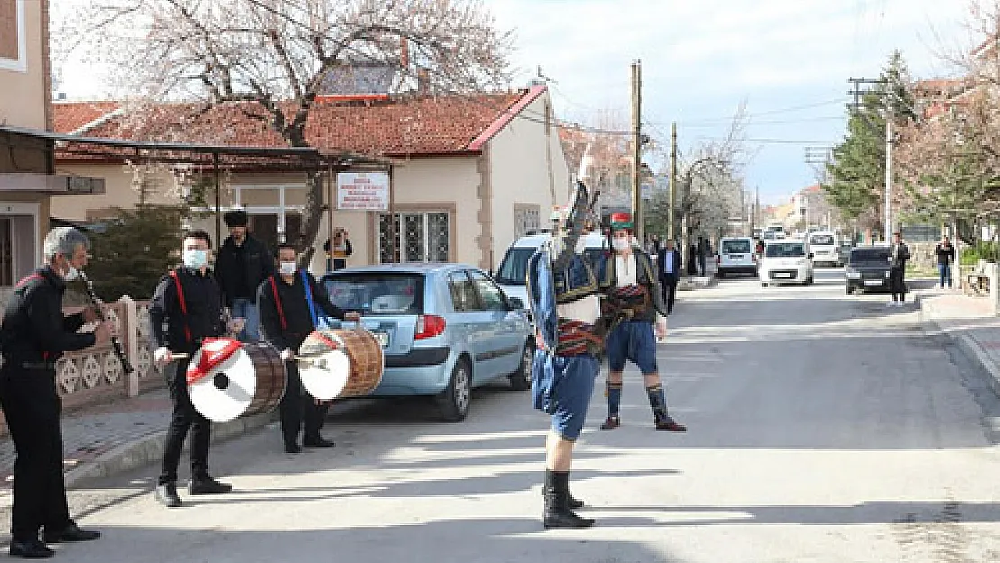 Afyonlular “zeybek” ile moral buldu