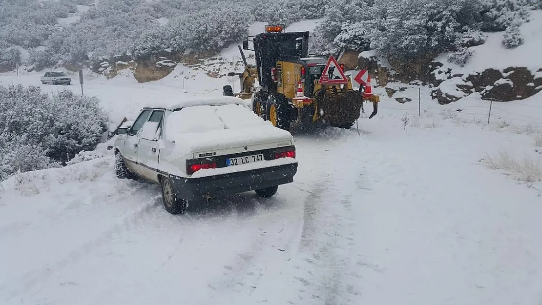 Afyon’un 250 köy yolunda karla mücadele sürüyor