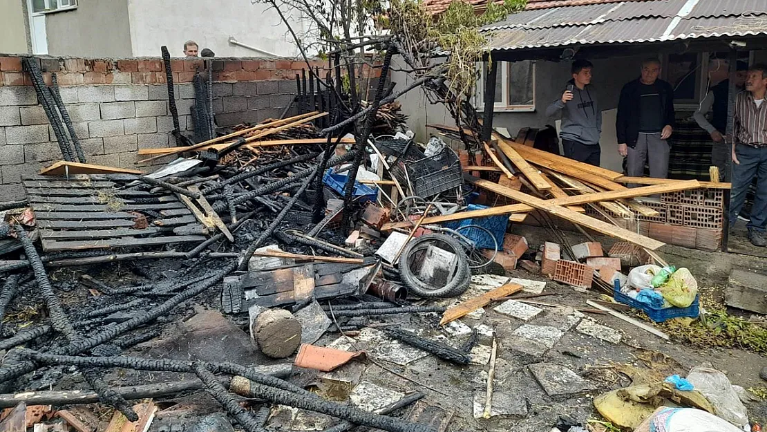 Ahır Yangını: 1 Koyun Telef Oldu, 200 Balya Saman Yandı