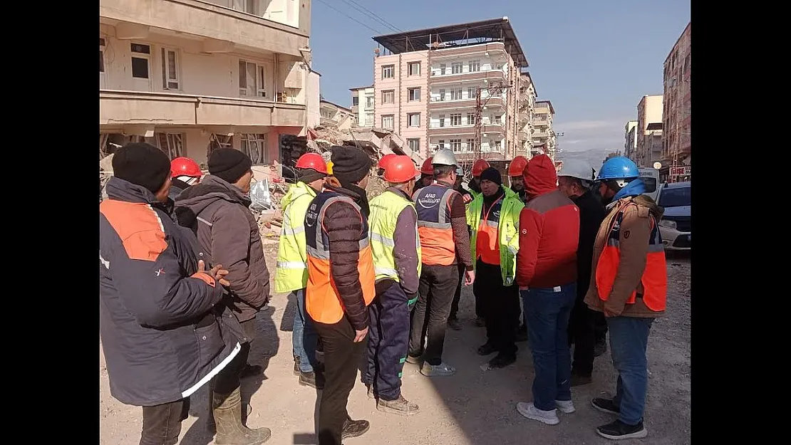 AK Parti Afyonkarahisar teşkilatları Hatay’da gönüllere giriyor